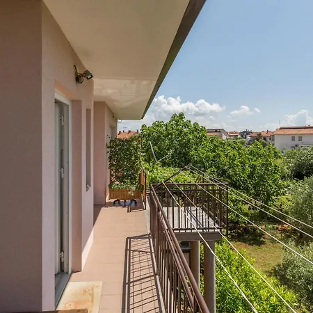 Gorgeous Apartment In Umag With Wifi Exterior photo